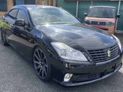 👑 Royalty on wheels &mdash; Toyota Crown Royal Series